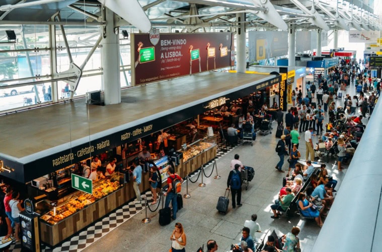 Passagiere im Terminal des Flughafens Lissabon