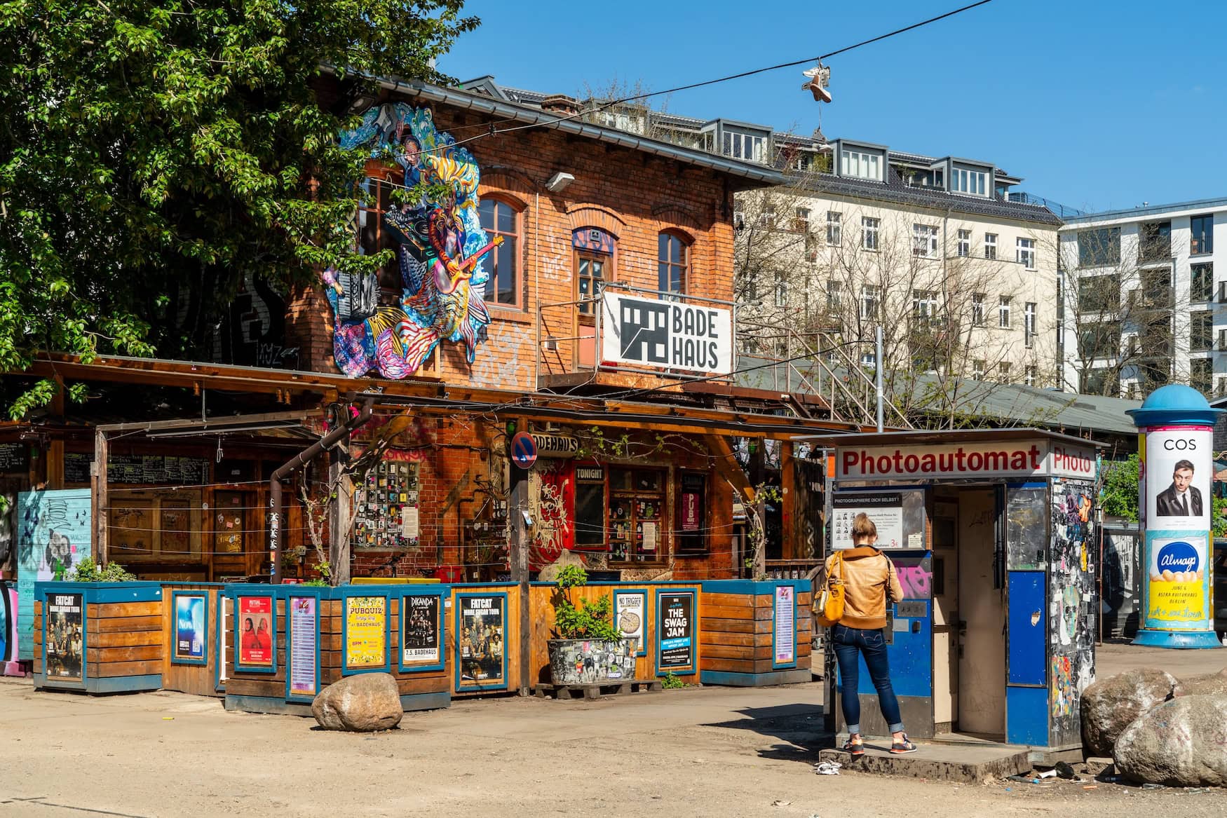 Backsteingebäude mit Street Art und Photoautomat im Berliner Viertel Friedrichshain