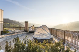 Die Terrasse im Hotel Ambet in Südtirol. Auf der Terrasse stehen zwei runde Liegen mit Sonnenschutz