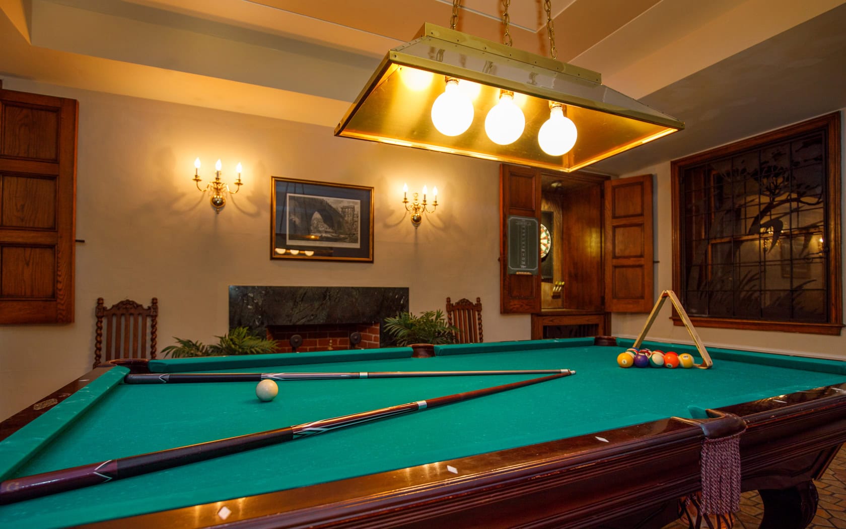 Detailaufnahme eines Billard-Tisches in einem historischen Hotel in den USA.