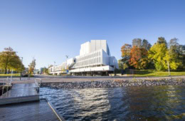 Die Finlandia Hall in Helsinki, designt von Alvar Aaalto; davor ein Wasserbecken