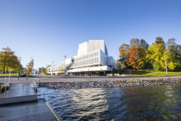 Die Finlandia Hall in Helsinki, designt von Alvar Aaalto; davor ein Wasserbecken