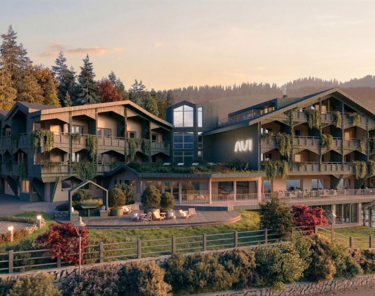 Aussenansicht des Hotel Aui in Meransen bei Sonnenuntergang mit moderner Chalet-Architektur und Holzfassade