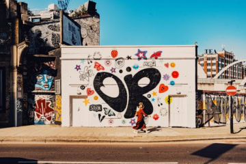 Buntes Street-Art-Wandbild an einer Hauswand in Shoreditch, East London