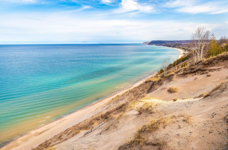 Blick von den Sleeping Bear Dunes auf den türkisblauen Lake Michigan im US-Bundesstaat Michigan