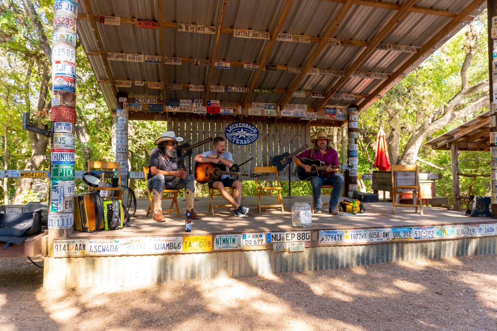 Country-Musiker treten auf einer kleinen Freiluftbühne im texanischen Ort Luckenbach auf.