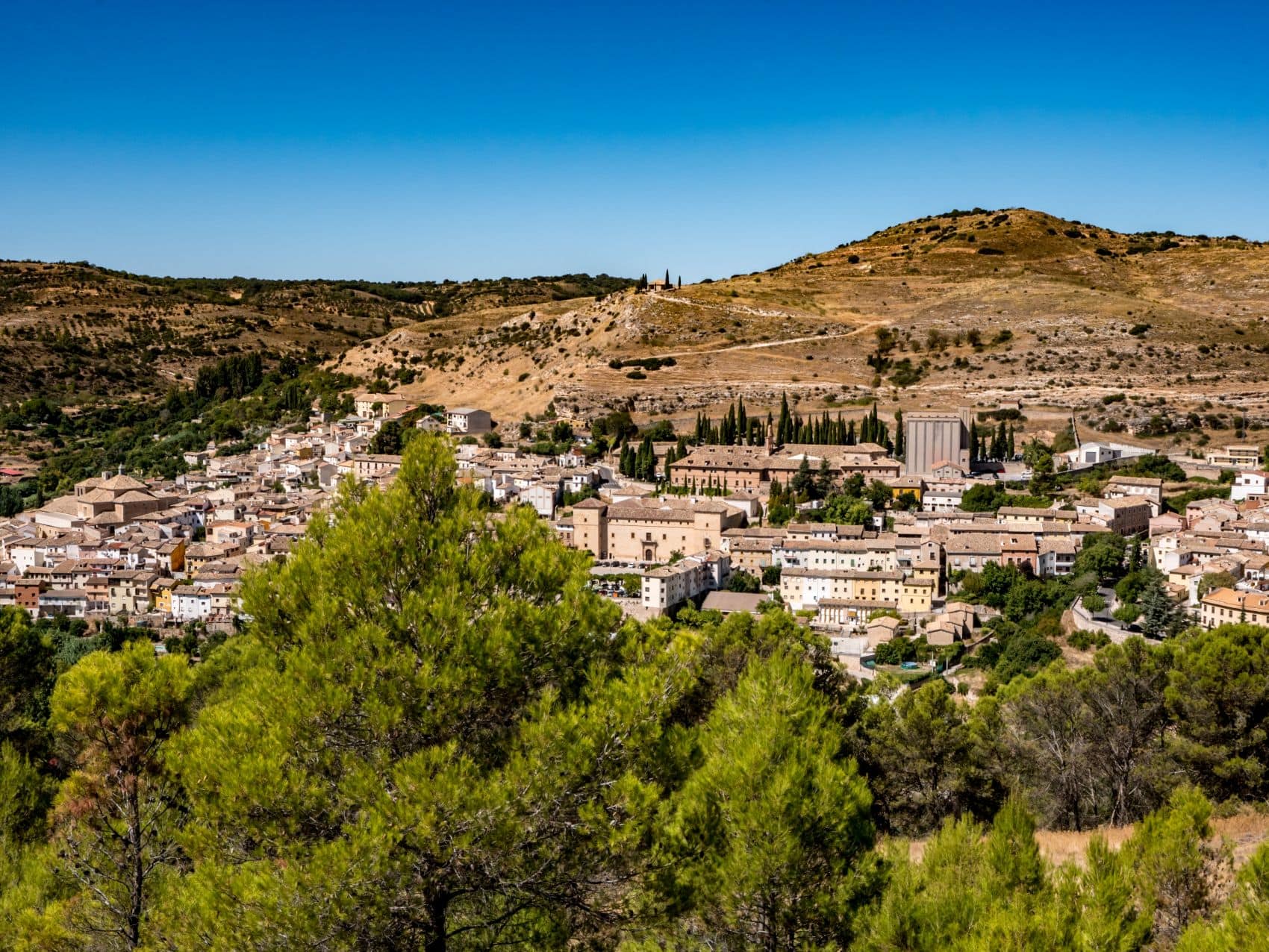 Panoramablick auf die historische Kleinstadt Pastrana in Kastilien-La Mancha, Spanien.