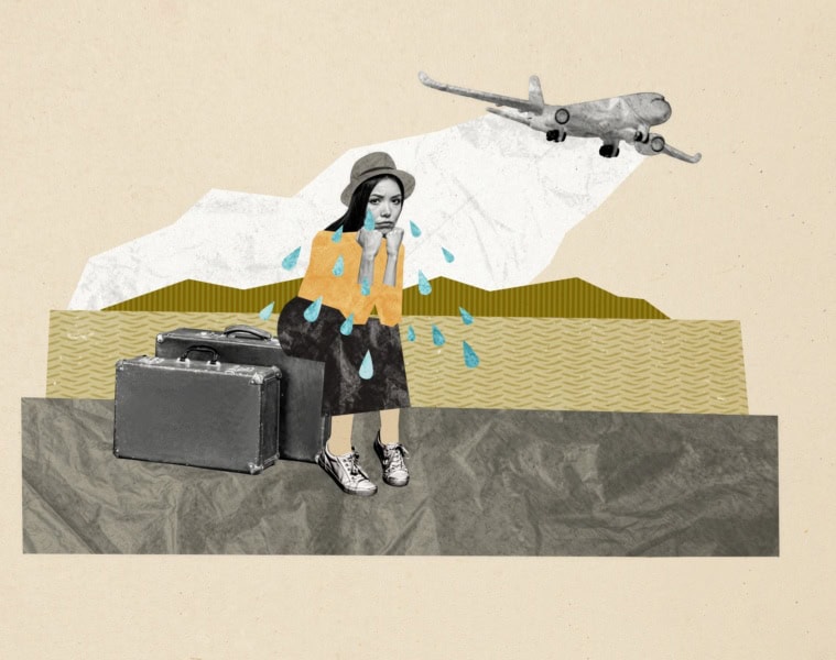 Collage einer Frau, die weinend auf einem Stapel Koffer sitzt, im Hintergrund ein Flugzeug