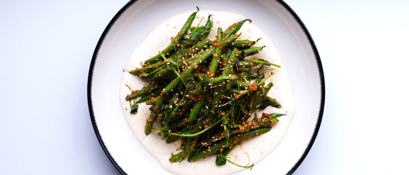 Ein besonderes Bohnen-Rezept: Geröstete grüne Bohnen mit Sesam-Katsuobushi-Dressing auf Tofucreme.