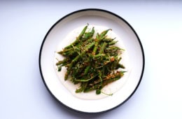 Ein besonderes Bohnen-Rezept: Geröstete grüne Bohnen mit Sesam-Katsuobushi-Dressing auf Tofucreme.