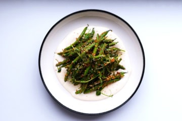 Ein besonderes Bohnen-Rezept: Geröstete grüne Bohnen mit Sesam-Katsuobushi-Dressing auf Tofucreme.