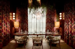 Das Restaurant Abba-labba-lá im Skáld Akureyri verbindet nordisches Design mit warmen Farben, auffälligen Stoffen und regionaler Küche.