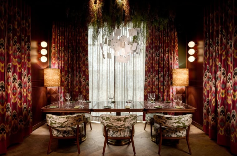 Das Restaurant Abba-labba-lá im Skáld Akureyri verbindet nordisches Design mit warmen Farben, auffälligen Stoffen und regionaler Küche.