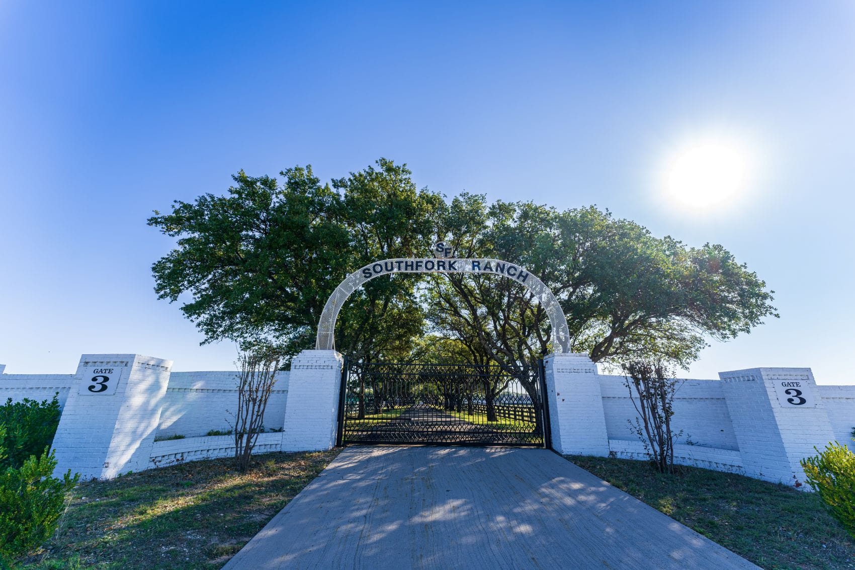 Eingangstor zur Southfork Ranch in Dallas, Texas 