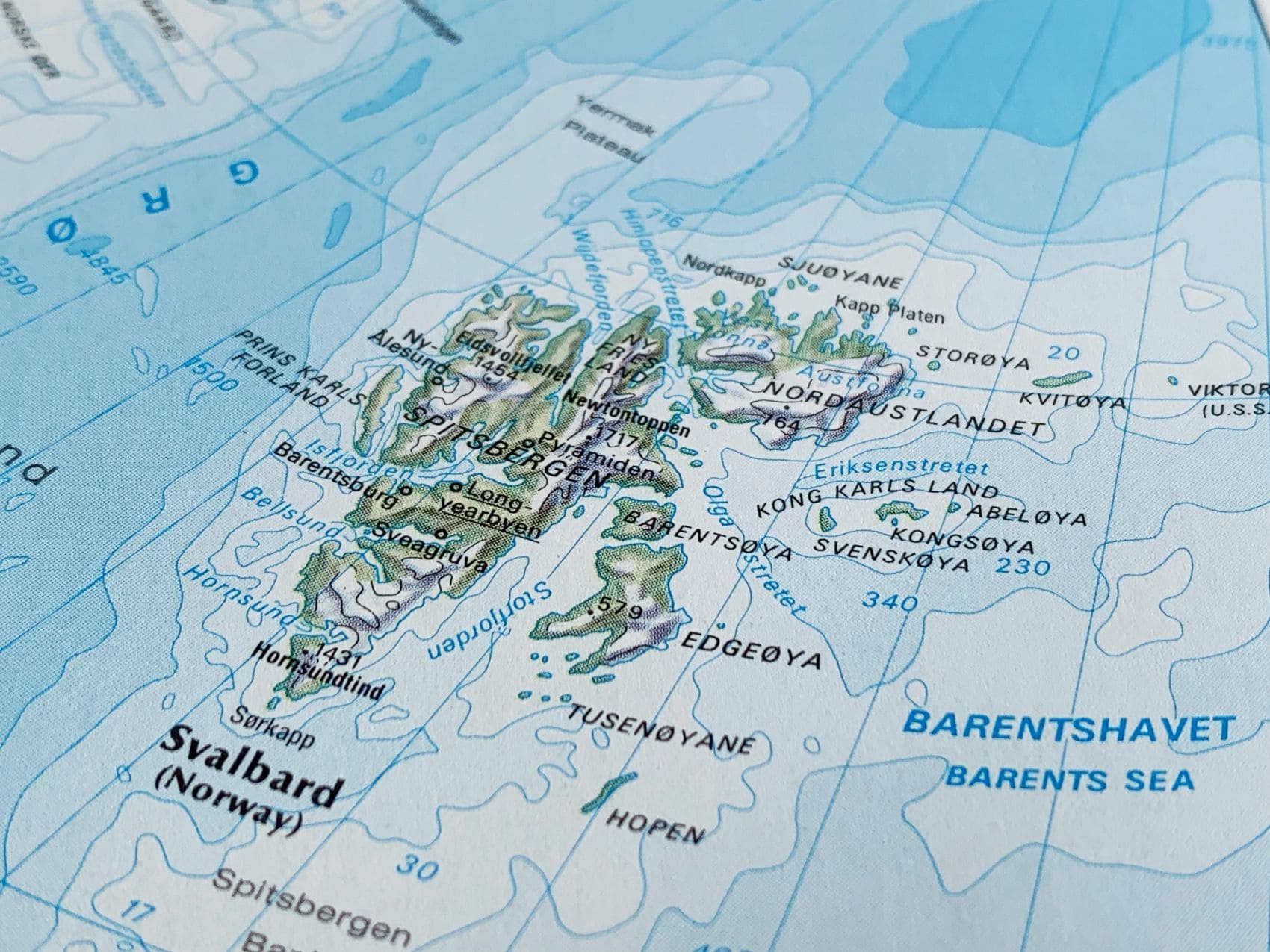 Landkarte der norwegischen Inselgruppe Spitzbergen (Svalbard) im Arktischen Ozean.