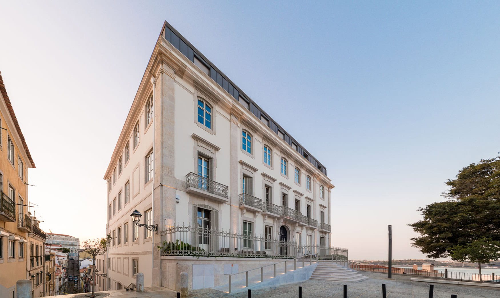 Ein dreigeschossiger, heller Palas in Lissabon, von der Ecke fotografiert.