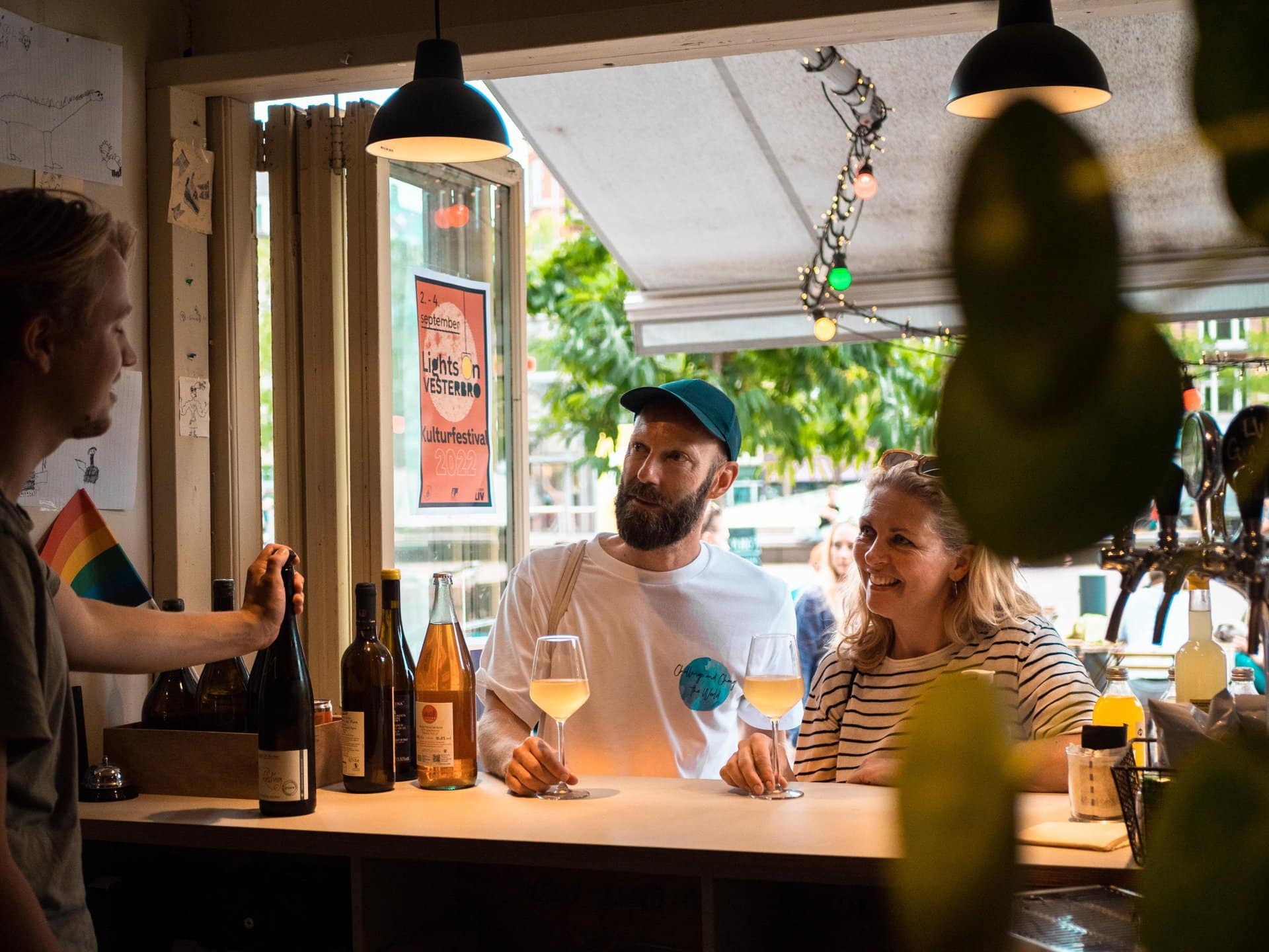 Gäste mit Weingläsern in einer Bar im Kopenhagener Viertel Vesterbro