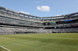 Blick vom Eckpunkt ins leere Metlife Stadium in New Jersey, in dem Deutschland in der WM 2026 gegen Ecuador spielt.