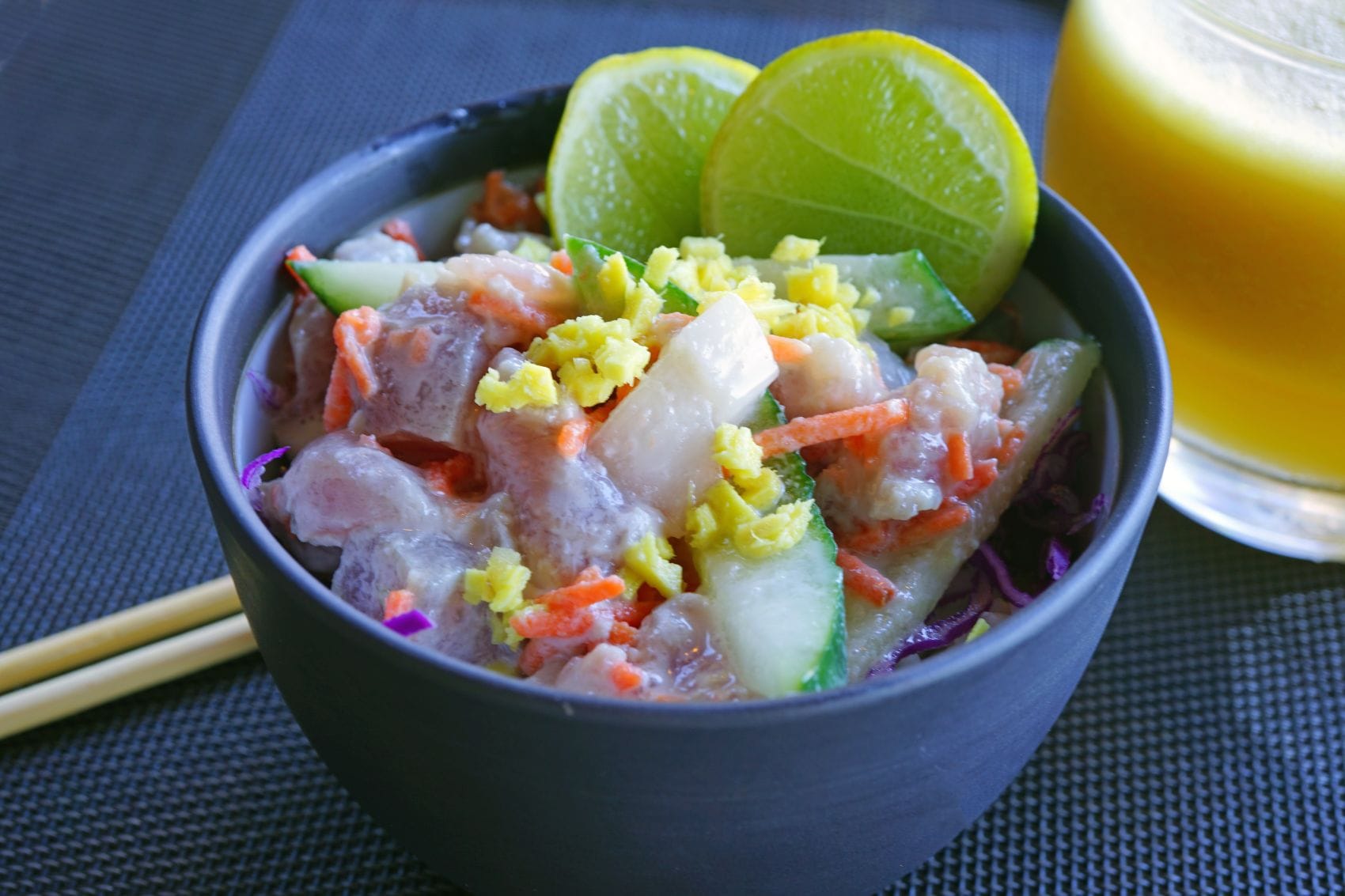 Eine Schüssel Poisson cru mit rohem Fisch, Kokosmilch, Gurke, Karotten und Limetten, dem Nationalgericht Tahitis.