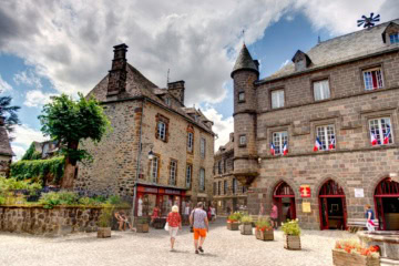 Ein mittelalterliche Platz in Salers, einem der schönsten Orte in der Auvergne