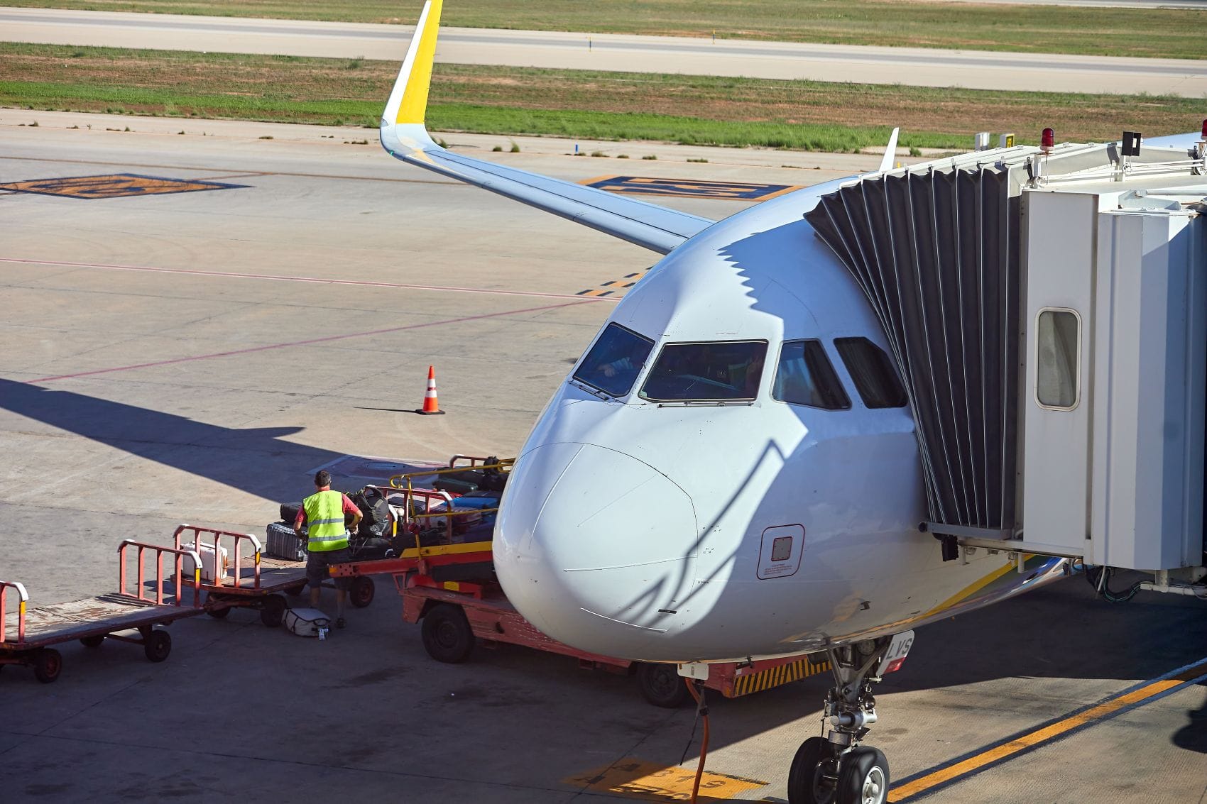 Bodenpersonal verlädt Gepäck an einem Flugzeug am Flughafen Palma de Mallorca.