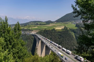 Luftaufnahme einer Brücke der Brennerautobahn in Österreich; eine der beiden Fahrseiten ist vollgestopft mit LKW.