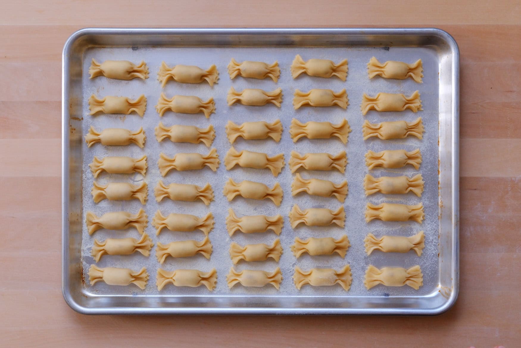 Gefüllte Caramelle auf einem Blech.