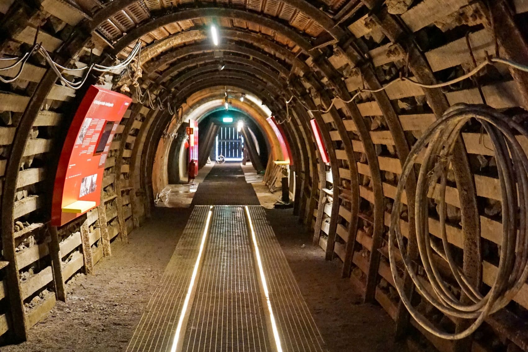 Besucherweg im Deisenrieder Wetterstollen bei Bad Feilnbach, einem ehemaligen Kohlebergwerk im Chiemsee-Alpenland.