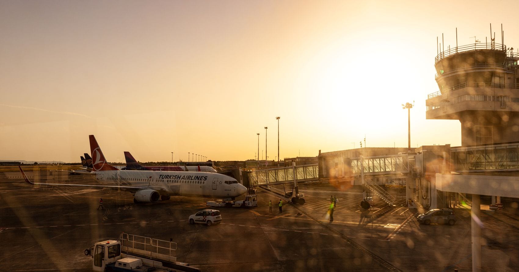 Flugzeuge stehen am Flughafen Catania auf Sizilien vor dem Terminal und dem Kontrollturm.