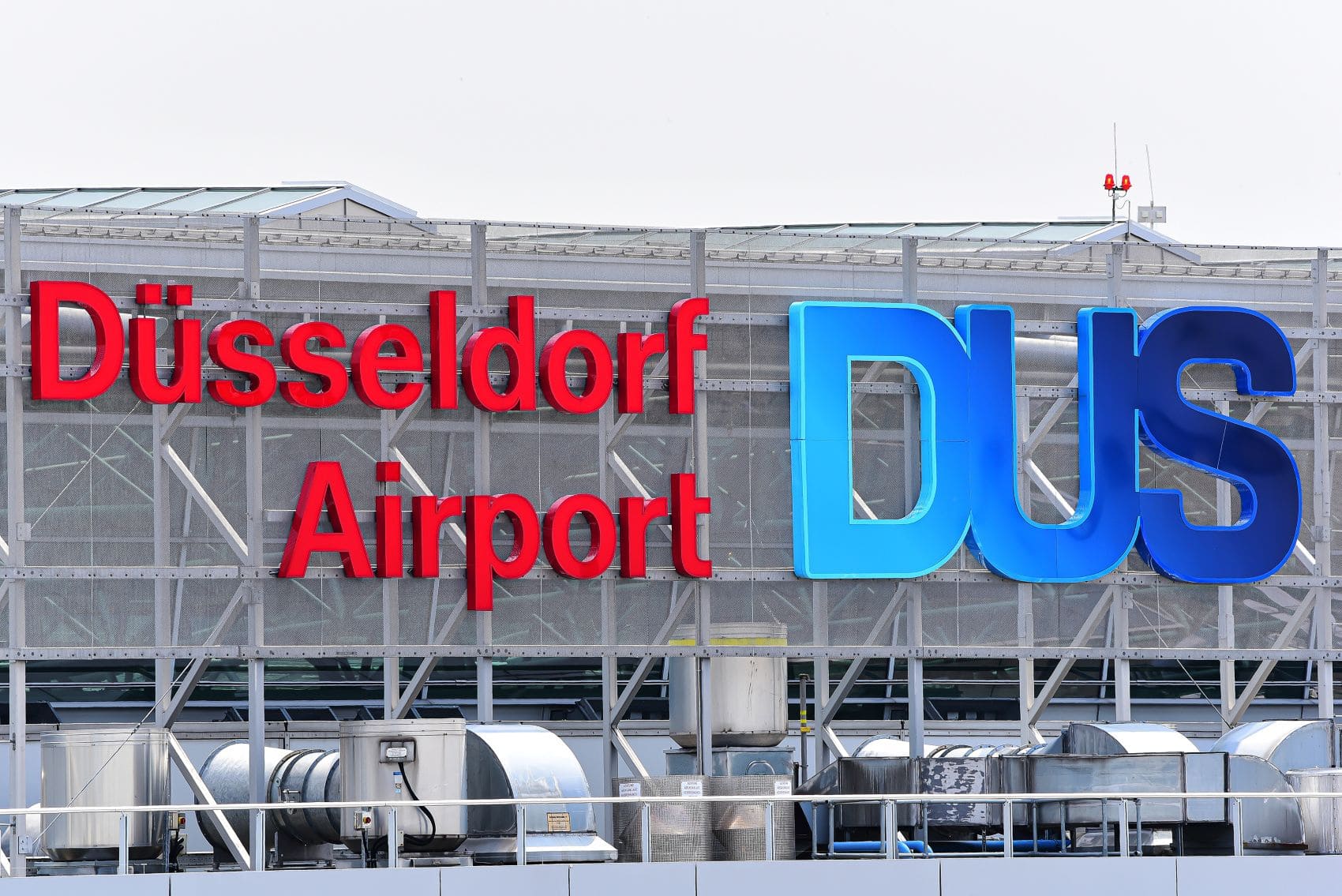 Schriftzug „Düsseldorf Airport DUS“ an der Fassade des Flughafens Düsseldorf.