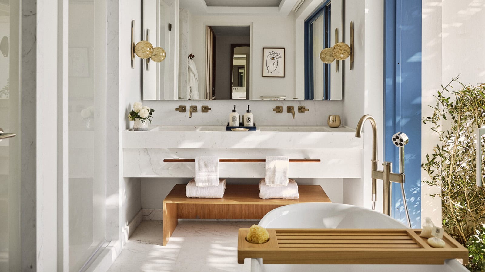 Badezimmer im Four Seasons Mykonos mit Marmor, freistehender Wanne und Tageslicht.