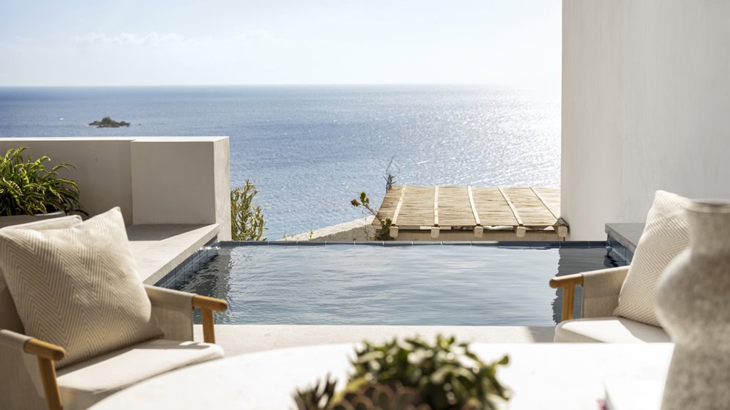 Privater Infinity-Pool im Four Seasons Mykonos mit Blick über die offene Ägäis.