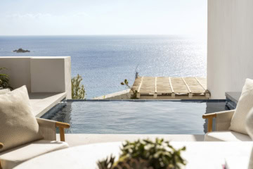 Privater Infinity-Pool im Four Seasons Mykonos mit Blick über die offene Ägäis.
