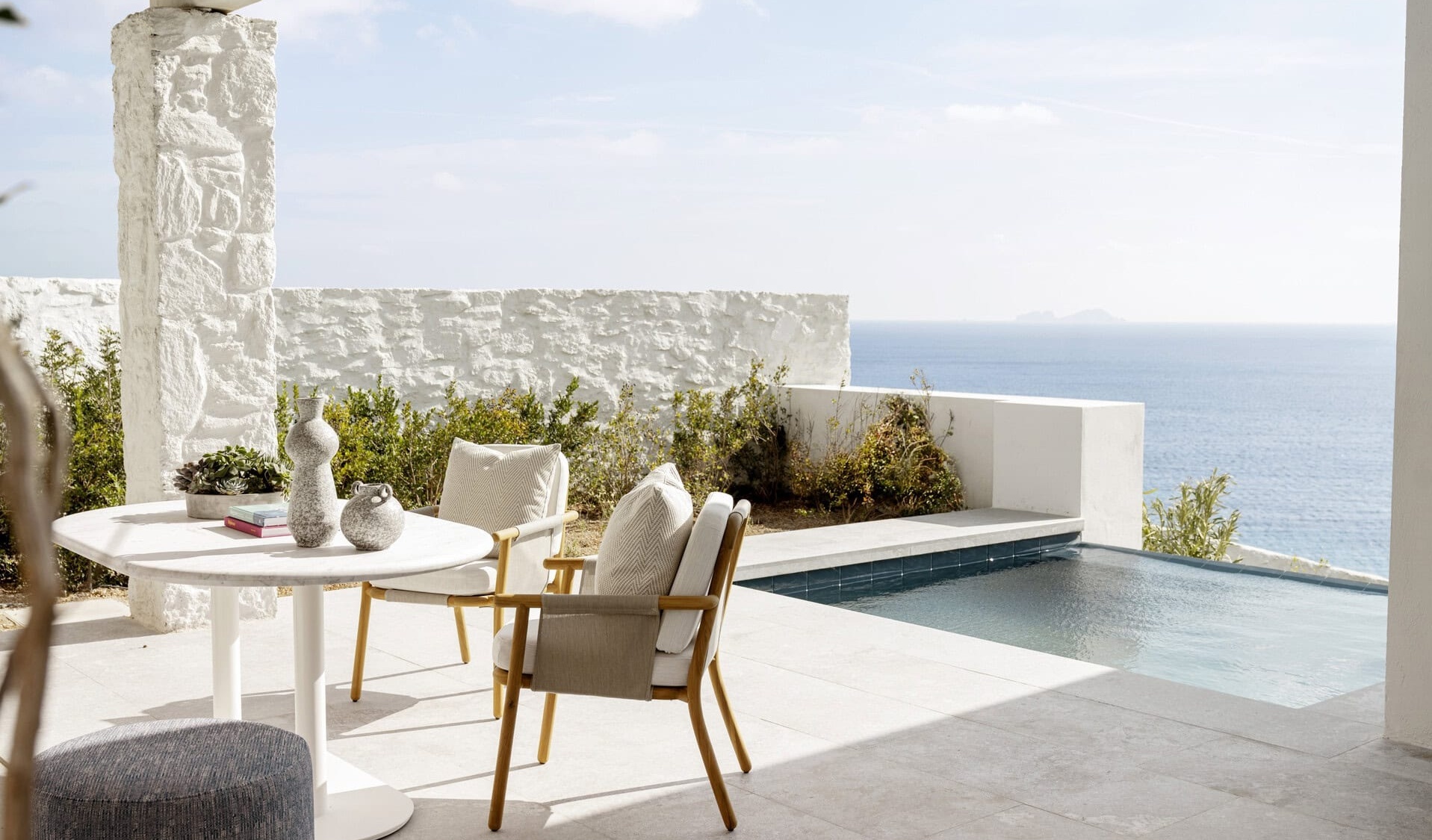 Terrasse einer Suite im Four Seasons Mykonos mit privatem Pool und Blick auf die Ägäis