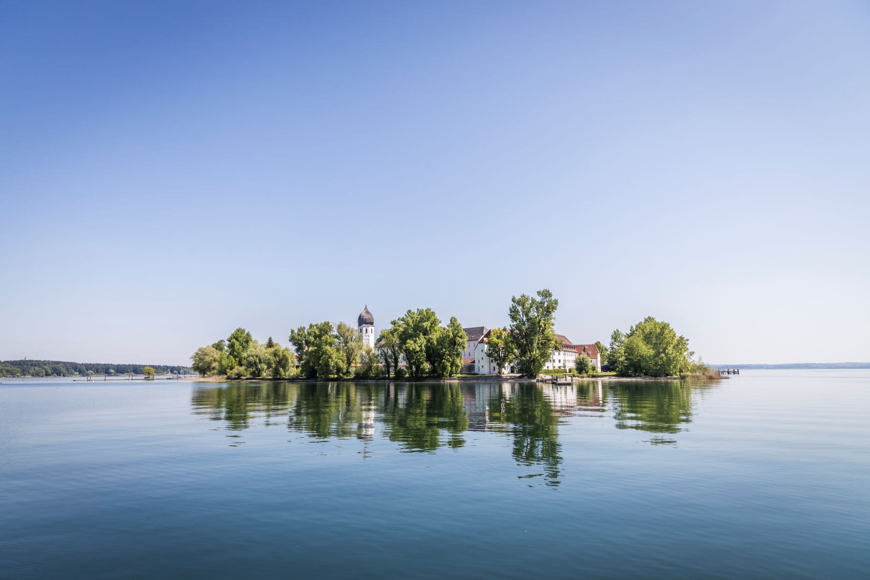 Blick auf die Fraueninsel mit dem Kloster Frauenwörth im Chiemsee