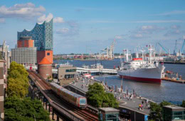 Blick auf den Hamburger Hafen und die Elphi.