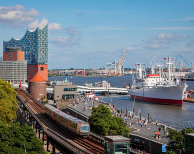Blick auf den Hamburger Hafen und die Elphi.