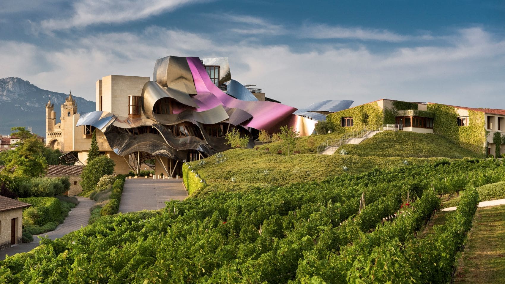 Das von Frank Gehry entworfene Hotel Marqués de Riscal in Elciego erhebt sich zwischen Weinbergen in der Rioja.