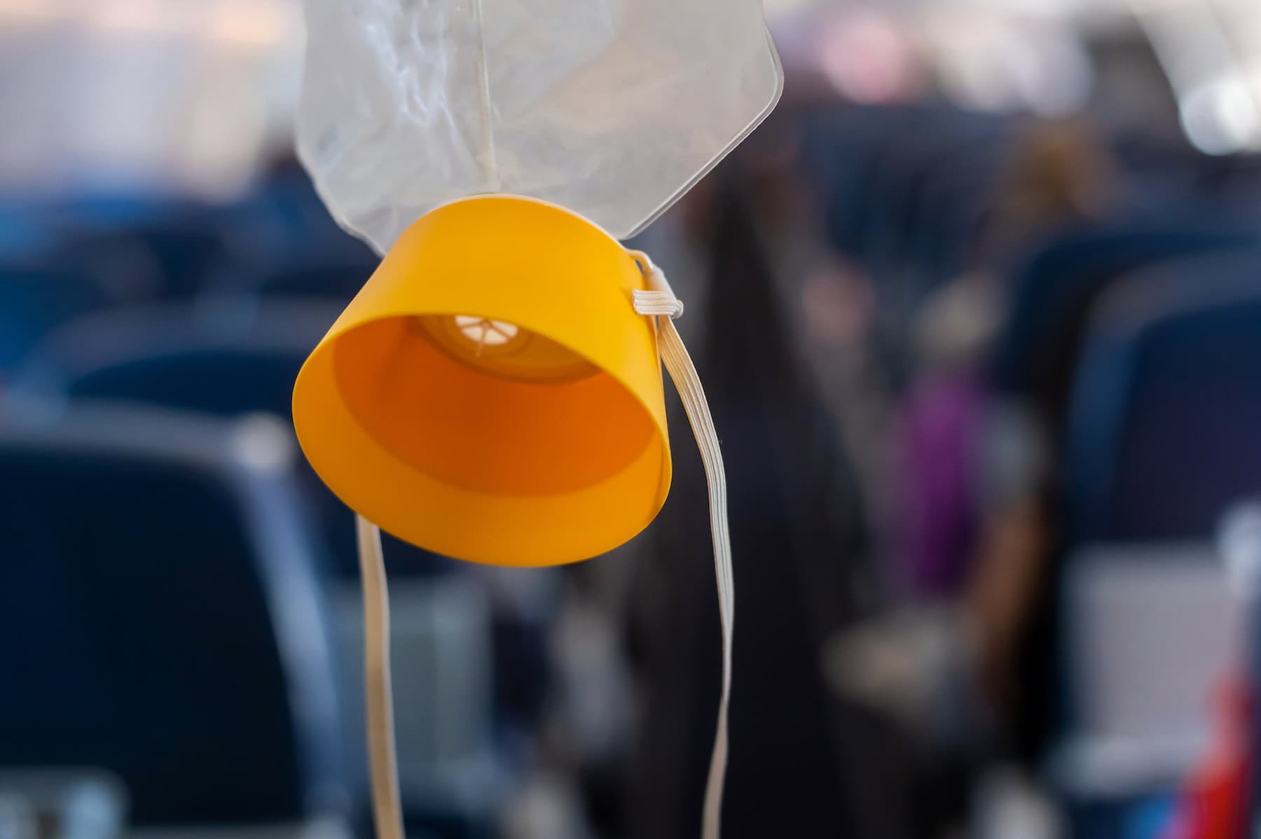 Eine Sauerstoffmaske in einem Flugzeug.