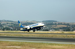 Ein Ryanair-Flugzeug startet in Thessaloniki (Archivbild).
