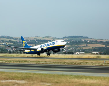 Ein Ryanair-Flugzeug startet in Thessaloniki (Archivbild).
