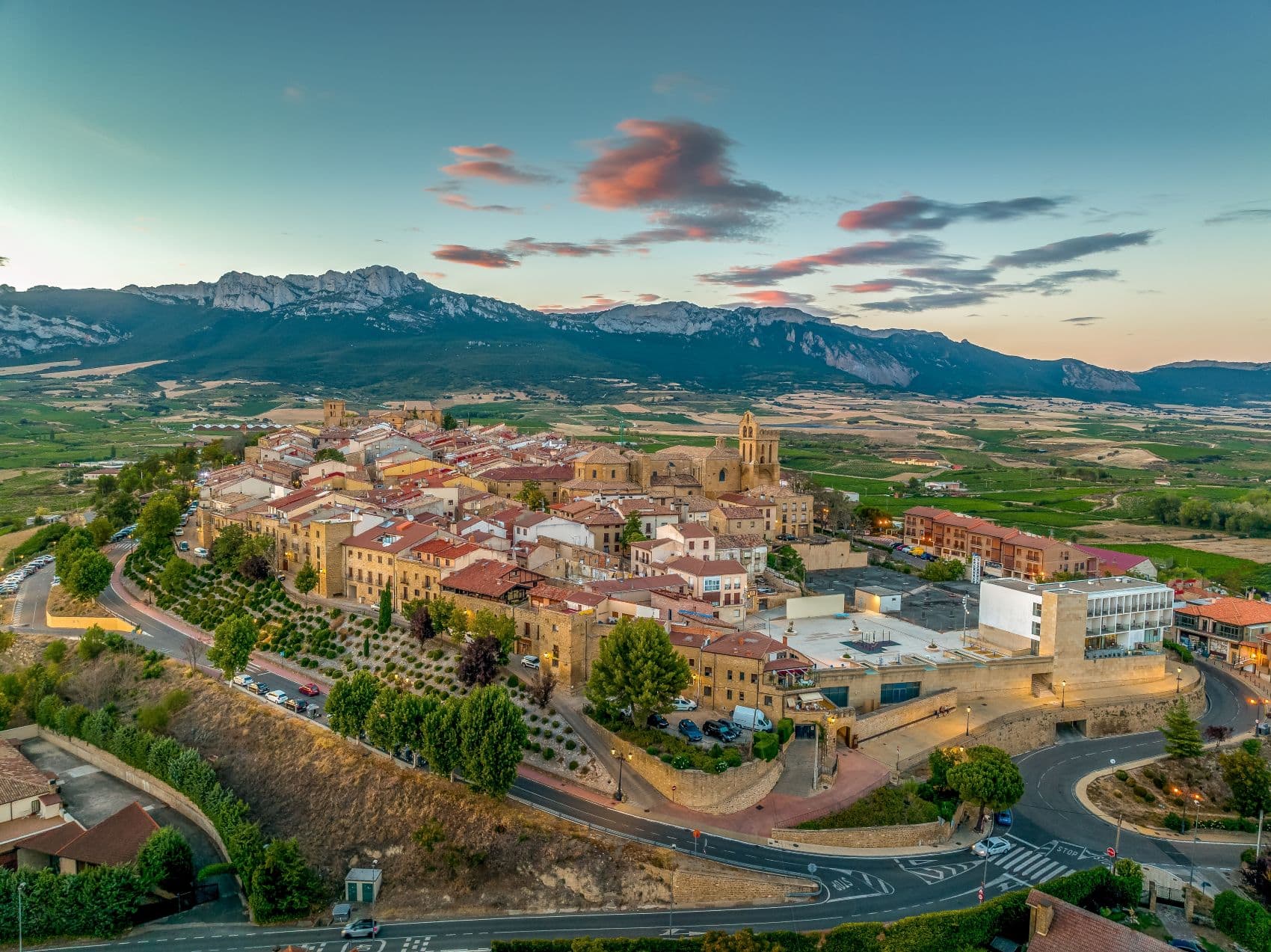 Panoramablick auf die mittelalterliche Stadt Laguardia in der Rioja vor der Sierra de Cantabria.
