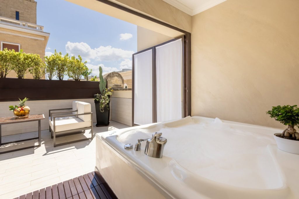 Die Terrasse einer Suite im Tivoli Palazzo 1880 Lecce Hotel.