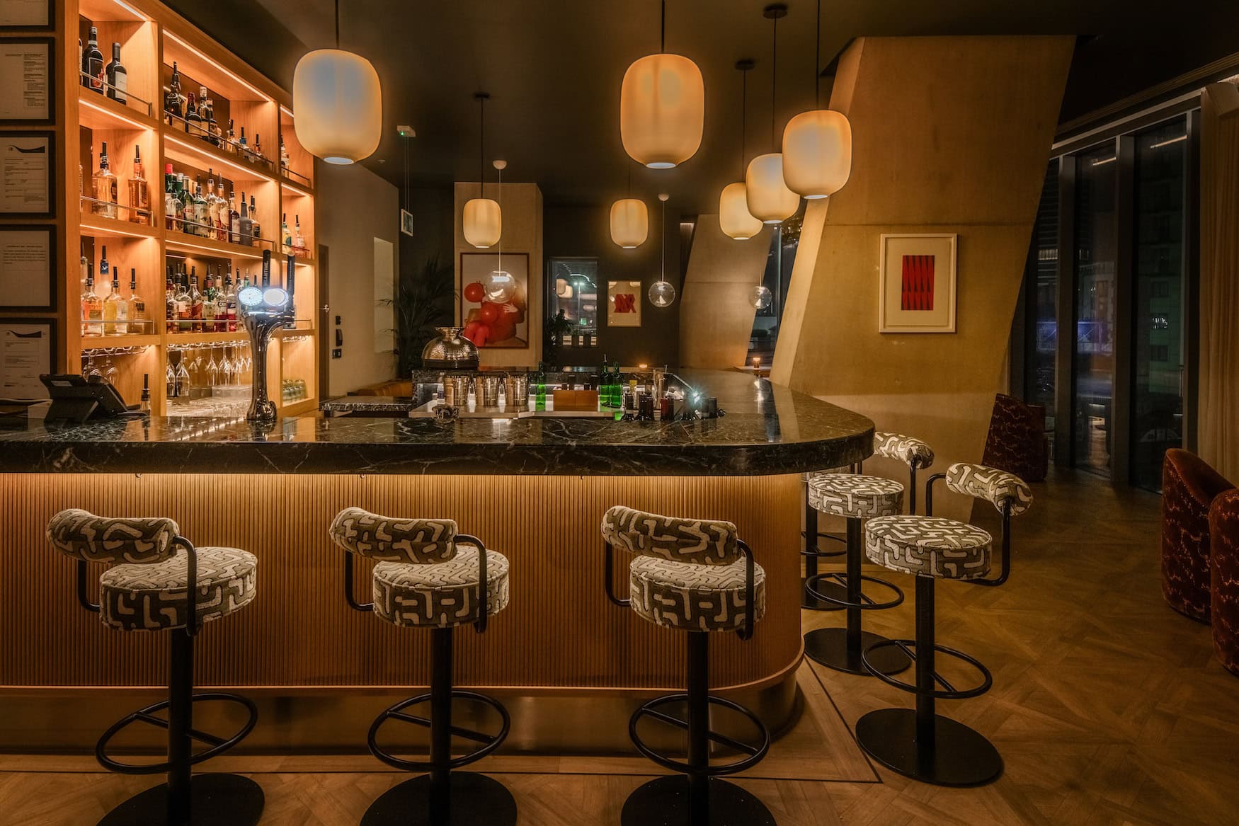 Bar im Locke Canary Wharf mitMarmortresen und gemusterten Barhockern