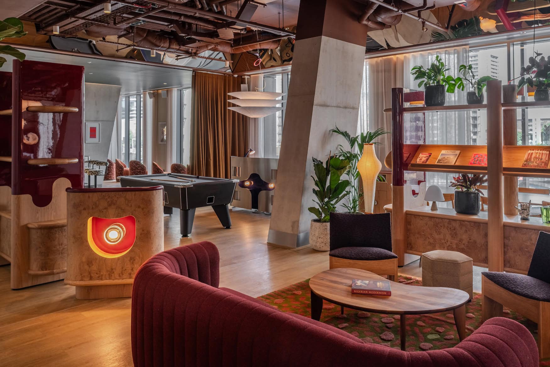 Lounge im Locke Canary Wharf mitBillardtisch, geschwungenem Sofa und Mid-Century-Möbeln