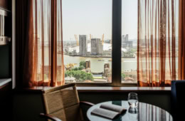 Zimmer im Locke Canary Wharf mit Sessel und Blick über die Themse zur O2-Arena