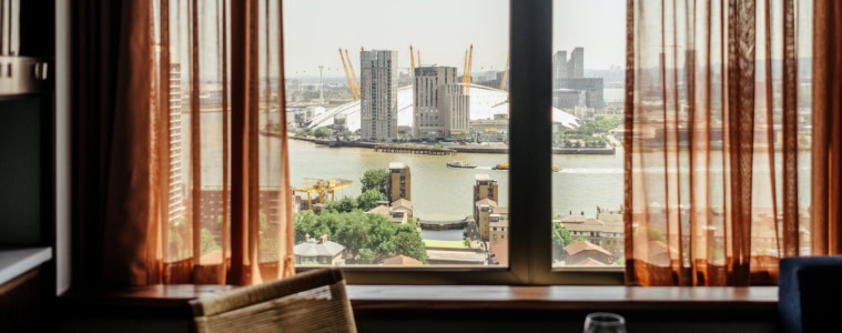Zimmer im Locke Canary Wharf mit Sessel und Blick über die Themse zur O2-Arena