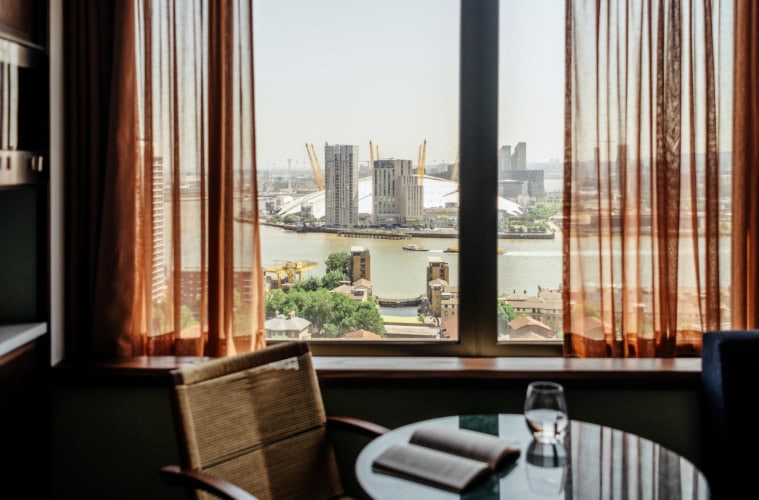 Zimmer im Locke Canary Wharf mit Sessel und Blick über die Themse zur O2-Arena