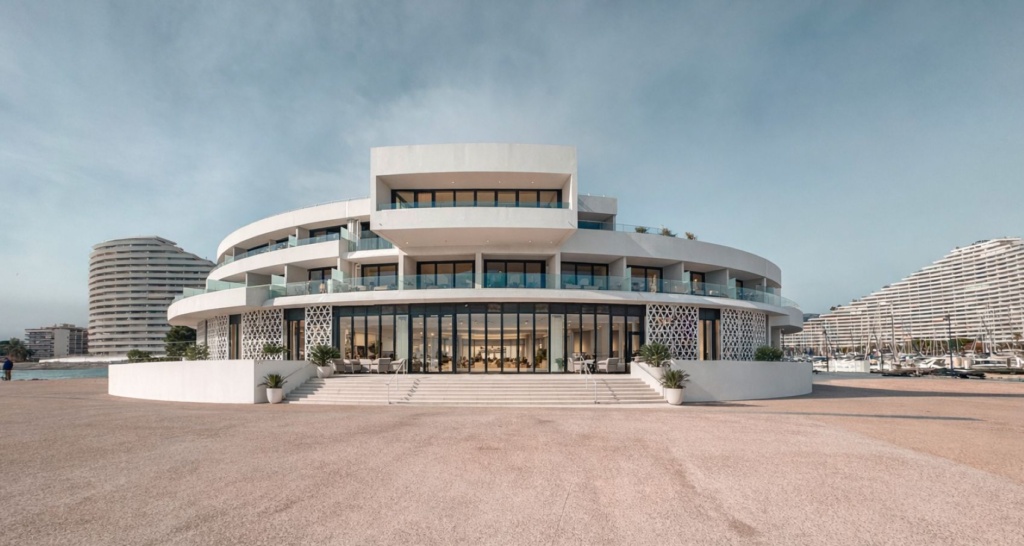 Außenansicht des Marina Baie des Anges Hôtel in Villeneuve-Loubet an der Côte d’Azur