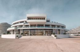 Außenansicht des Marina Baie des Anges Hôtel in Villeneuve-Loubet an der Côte d’Azur